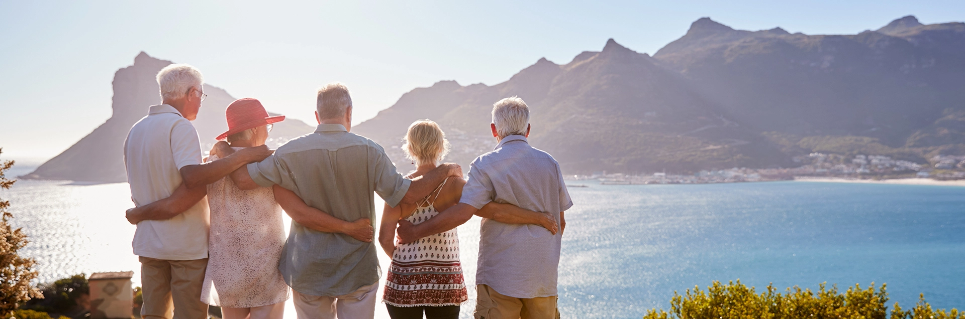 Gruppe schaut auf einen  Bergsee
